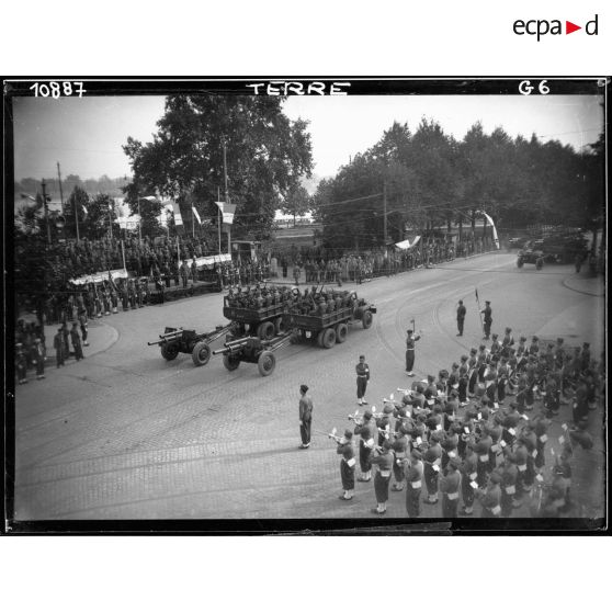 Défilé motorisé à Mayence : canons tirés par des camions.