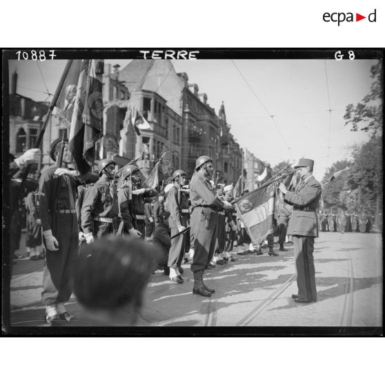 Décoration du 3e RS par le général De Gaulle à Mayence.