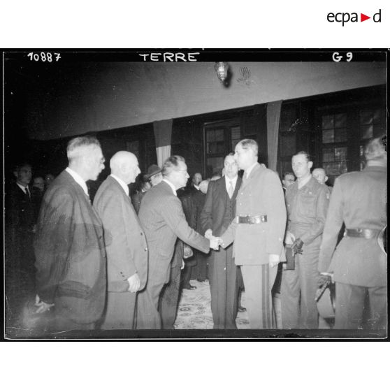 Le général De Gaulle reçoit les notabilités de Coblence.