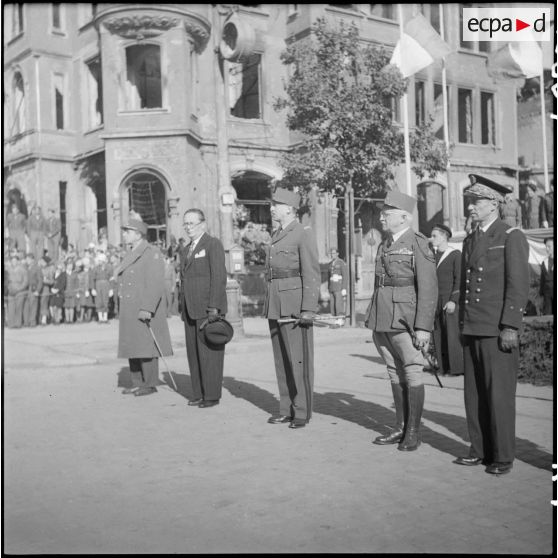 Personnalités et généraux présents au défilé de Mayence.