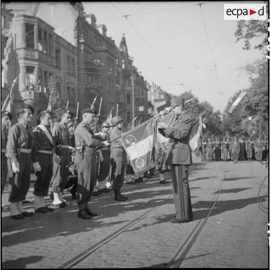 Décoration du drapeau du 7e RCA par le général De Gaulle à Mayence.