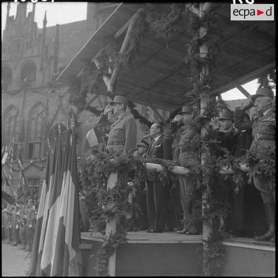 Le général De Gaulle assistant au défilé de Sarrebruck.