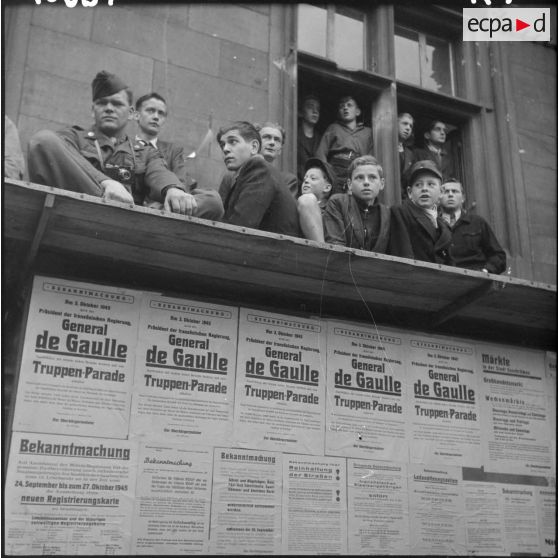 Adolescents réunis pour assister au défilé militaire de Sarrebruck.