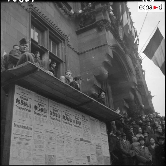 Adolescents réunis pour assister au défilé militaire de Sarrebruck.