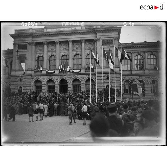 Foule rassemblée pour l'allocution du général De Gaulle au palais de l'université de Strasbourg.