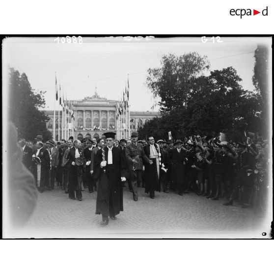 Le général De Gaulle, accompagné du recteur de l'université, quitte le palais de l'université de Strasbourg.
