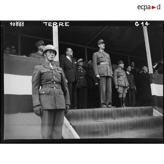 Le général De Gaulle dans la tribune officielle lors du défilé de Fribourg.