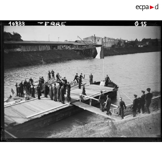 Embarquement du général De Gaulle à bord d'une vedette.