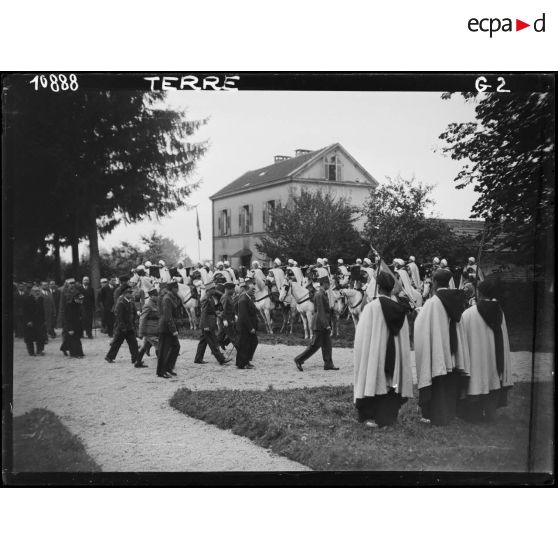 Arrivée du général De Gaulle à Sasbach, accueilli par des Spahis.