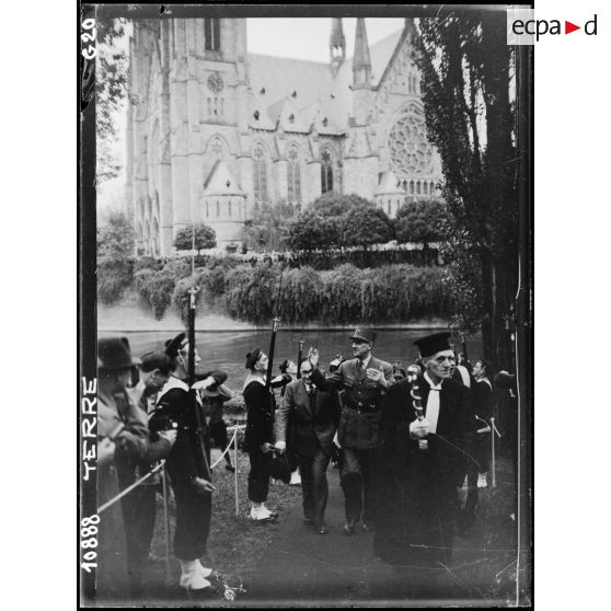 Le général De Gaulle est conduit vers le palais de l'université.