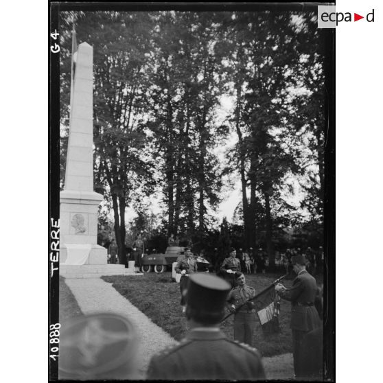 Cérémonie au monument de Turenne, réinstallé par les troupes d'occupation.