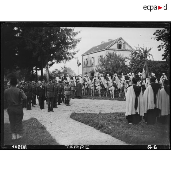 Arrivée du général De Gaulle à Sasbach, accueilli par des Spahis.