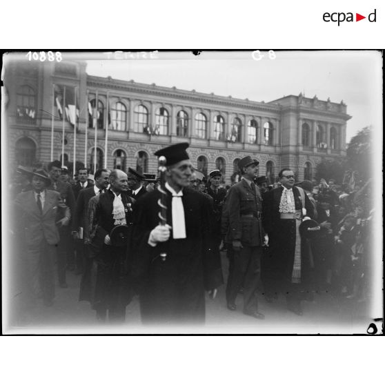 Le général De Gaulle, accompagné du recteur de l'université, quitte le palais de l'université de Strasbourg.