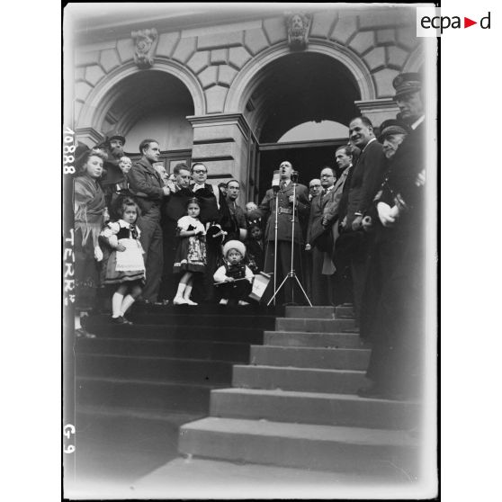 Allocution du général De Gaulle au palais de l'université.