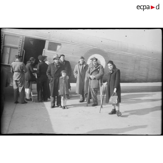 Prisonniers et déportés avant l'embarquement sur le Junkers 52.