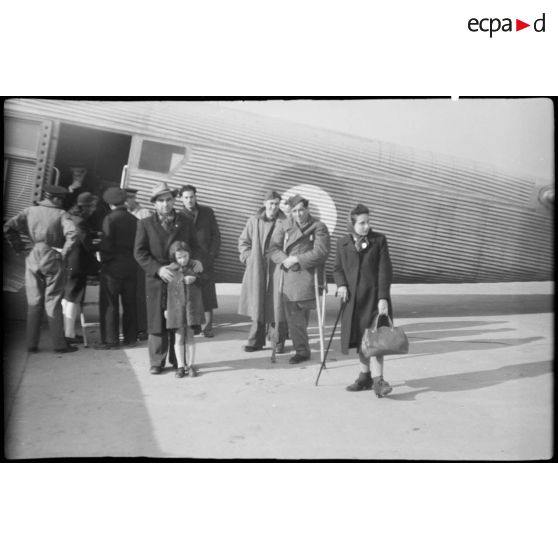 Prisonniers et déportés avant l'embarquement sur le Junkers 52.