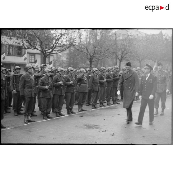 Revue des troupes par le général Touzet du Vigier et le général Corniglion-Molinier.
