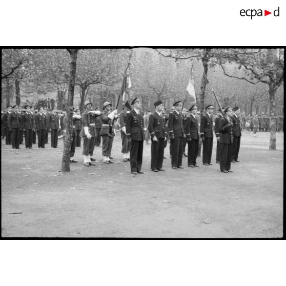 Le fanion, le drapeau et les décorés pendant la Marseillaise.