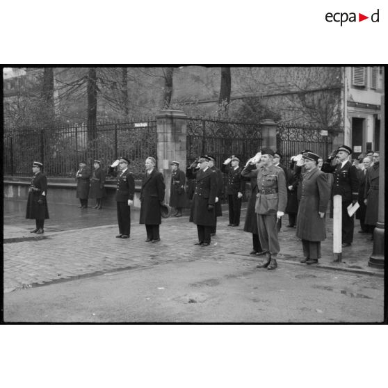 Les autorités pendant l'hymne national.