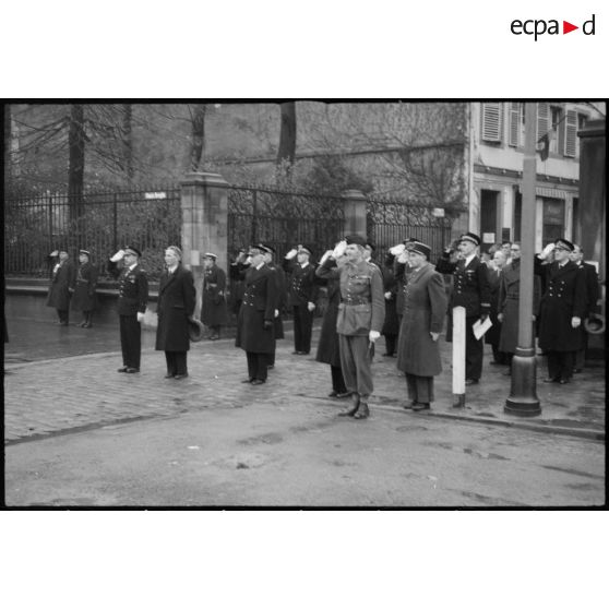 Les autorités pendant l'hymne national.