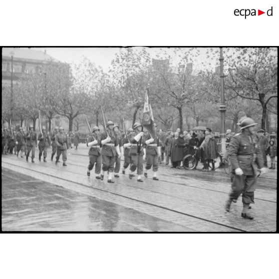 Drapeau du 151e RI et sa garde.