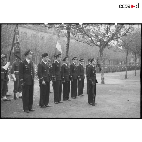 Fanion du groupe de chasse "Alsace" et officiers.