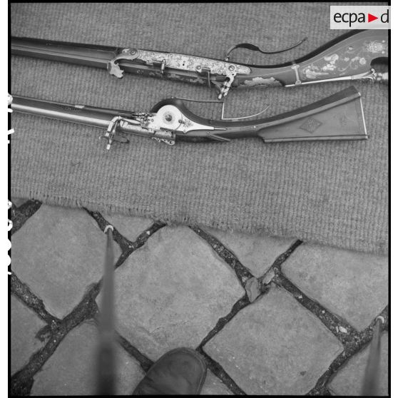 Vue de détail de deux fusils anciens.
