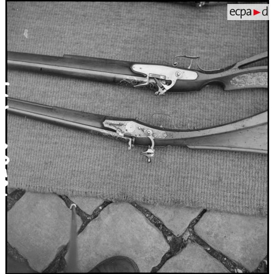 Vue dde détail de deux fusils anciens.