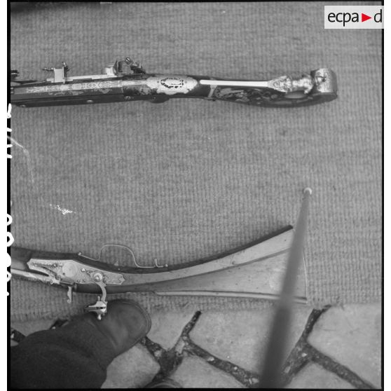 Vue de détail de deux fusils anciens.