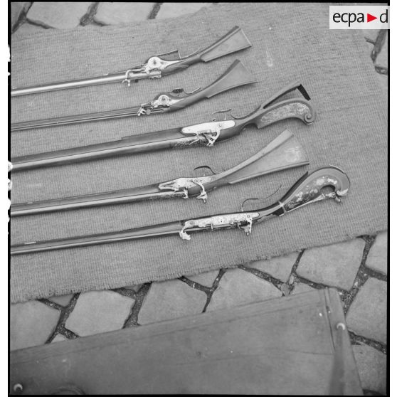 Détail des crosses de cinq fusils anciens.