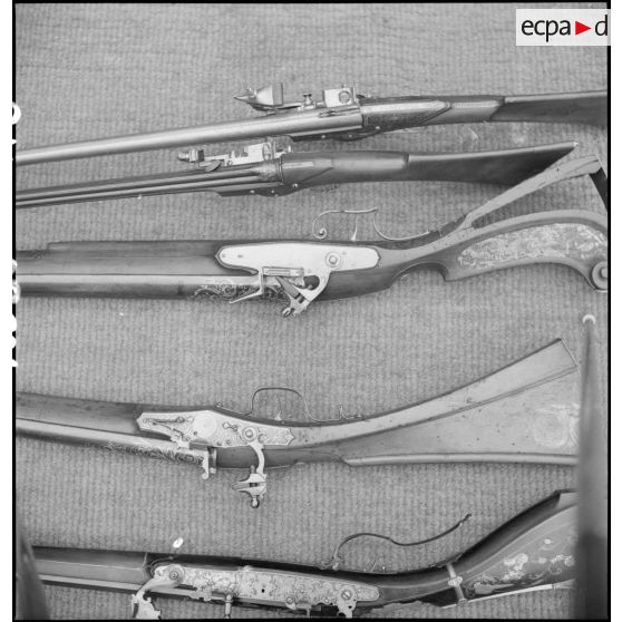 Vue de détails de cinq fusils anciens.