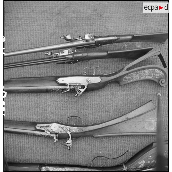 Vue de détails de cinq fusils anciens.