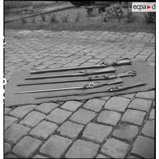 Vue d'ensemble de cinq fusils anciens.