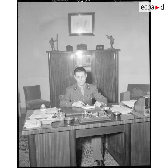 Portrait du médecin-général Debenedetti à son bureau.