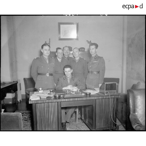 Le général Debenedetti et des officiers du service de santé militaire.