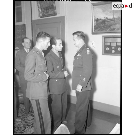 Le colonel Vickoren à la réception organisée à l'occasion de sa décoration.