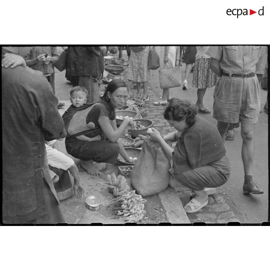 Chinois vendant leurs marchandises au marché de Saigon.