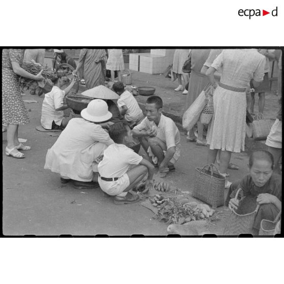 Chinois vendant leurs marchandises au marché de Saigon.
