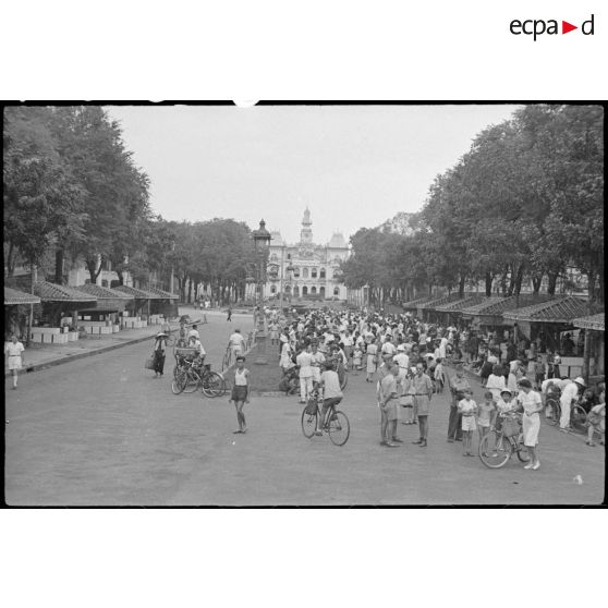 Foule sur le boulevard Charnier à Saigon.