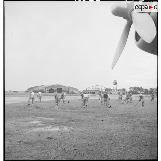 Soldats japonais travaillant sur le terrain d'aviation de Tan-Son-Nhut.