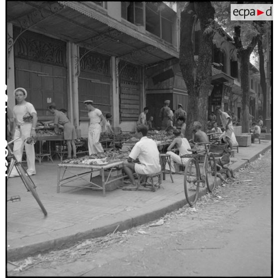 Vente de chaussures par des marchands chinois à Saigon.