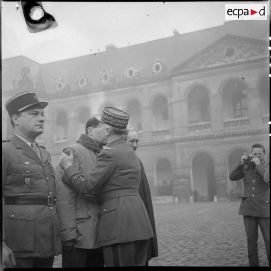 Remise de décoration par le général Legentilhomme.