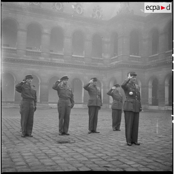 Salut militaire des officiers pendant une prise d'armes.