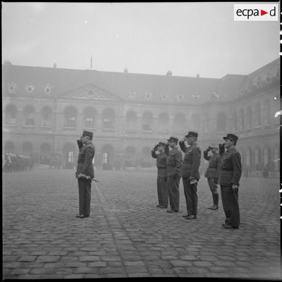 Salut militaire des officiers pendant une prise d'armes.