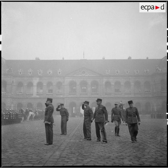 Salut militaire des officiers pendant une prise d'armes.
