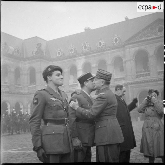 Remise de décoration par le général Legentilhomme.