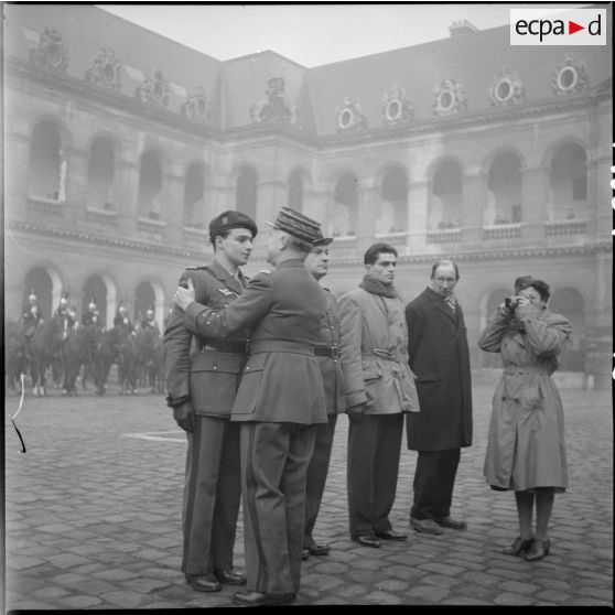 Remise de décoration par le général Legentilhomme.
