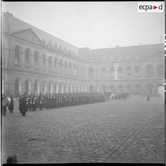 La garde républicaine aux Invalides.