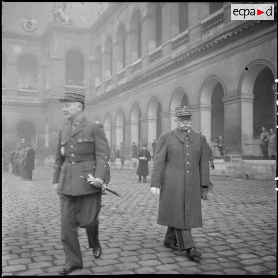 Le général Legentilhomme et un général de division non identifié, aux Invalides.