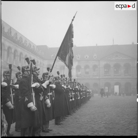 La garde républicaine et le drapeau du 1er régiment d'infanterie de la garde républicaine aux Invalides.